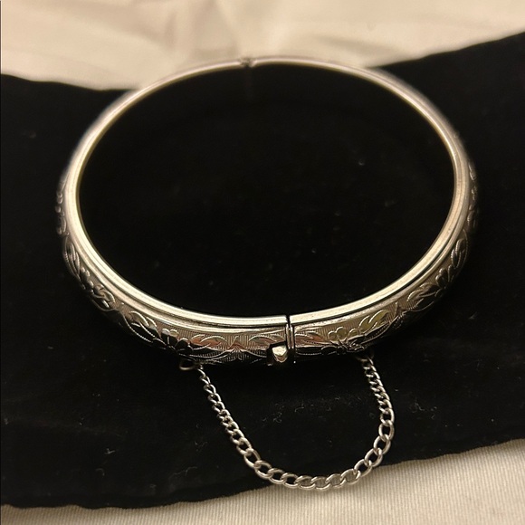 Elegant Silver Bangle Bracelet - Picture 3 of 3